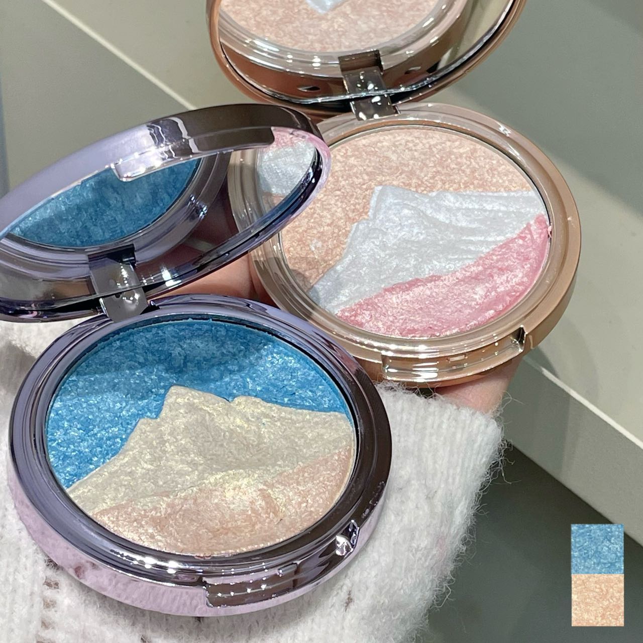 Two-tone 3D embossed highlighter powder