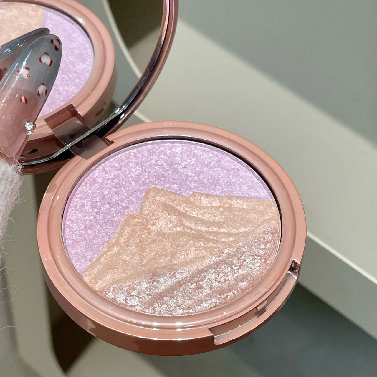 Two-tone 3D embossed highlighter powder