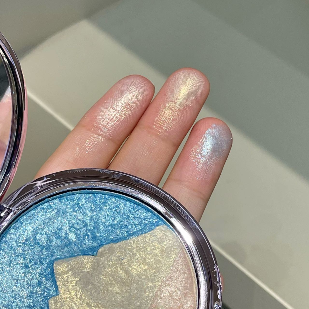 Two-tone 3D embossed highlighter powder