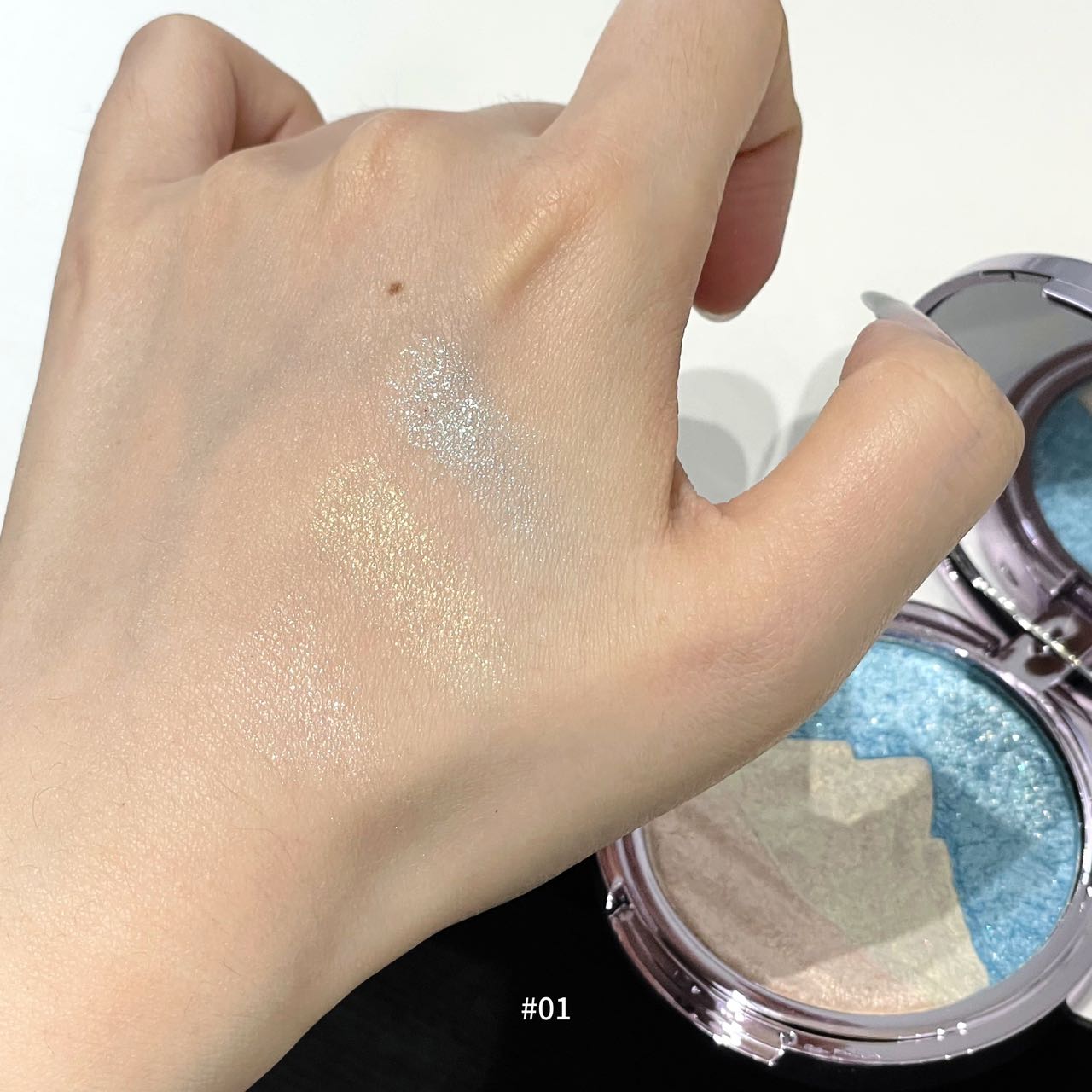 Two-tone 3D embossed highlighter powder