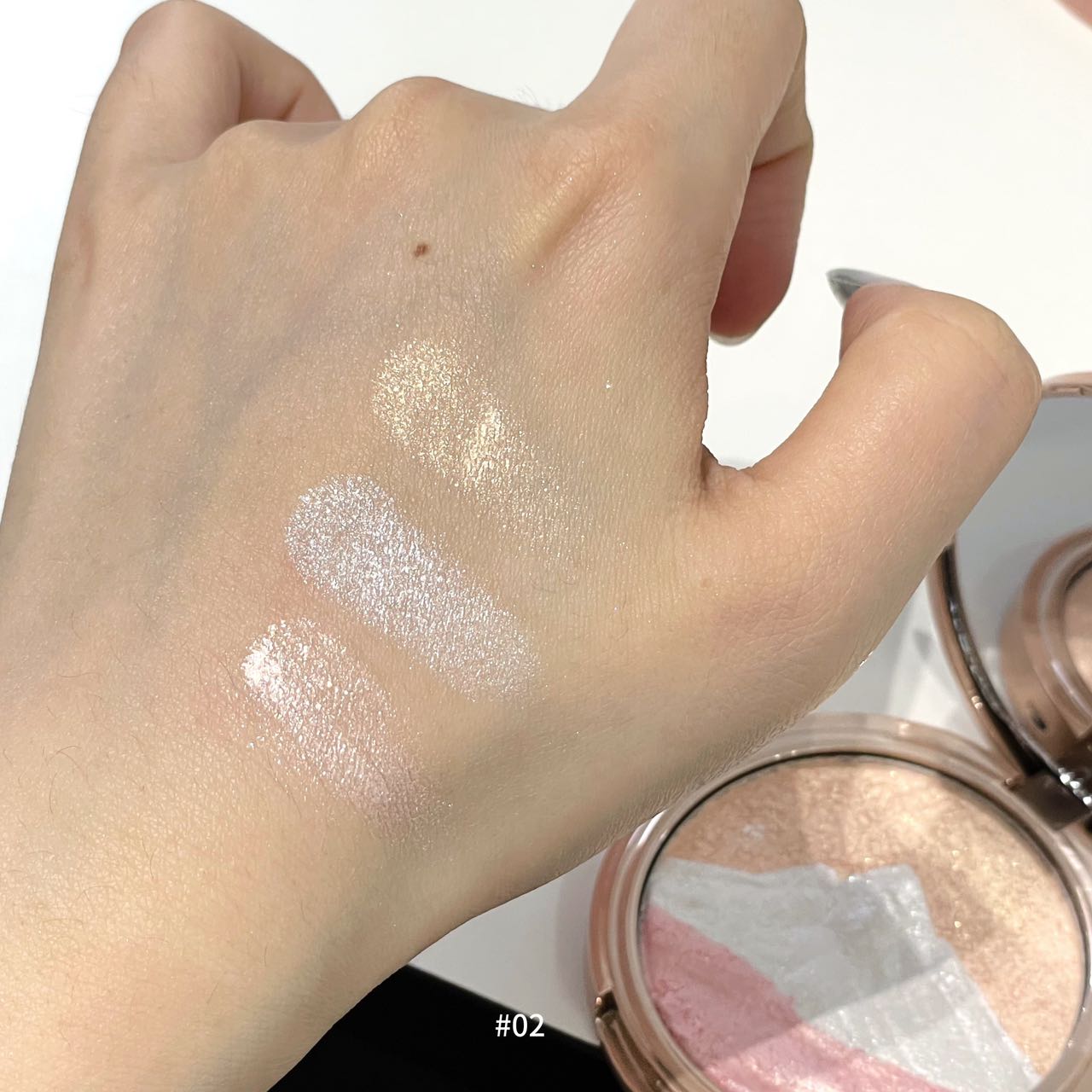 Two-tone 3D embossed highlighter powder