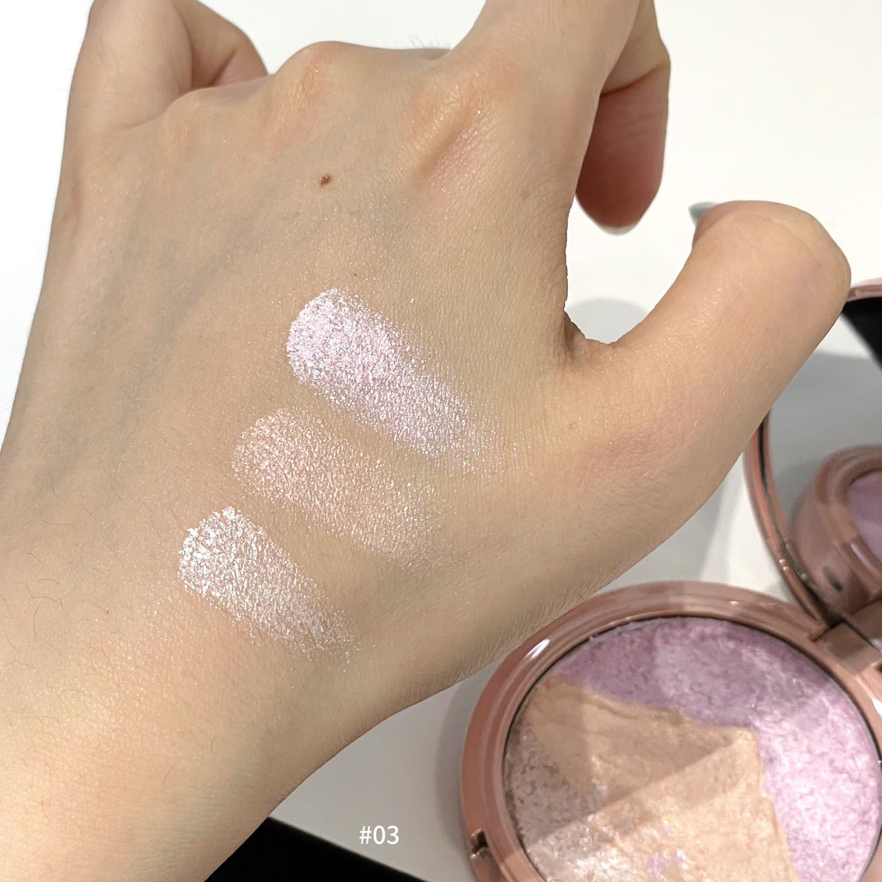 Two-tone 3D embossed highlighter powder