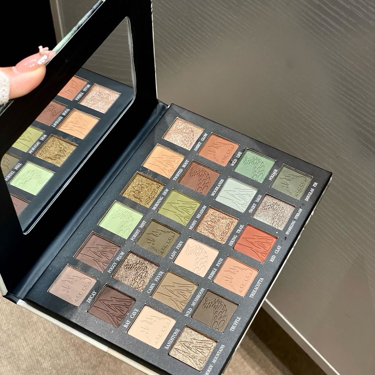 Mysterious Forest 24-Color Eyeshadow Palette