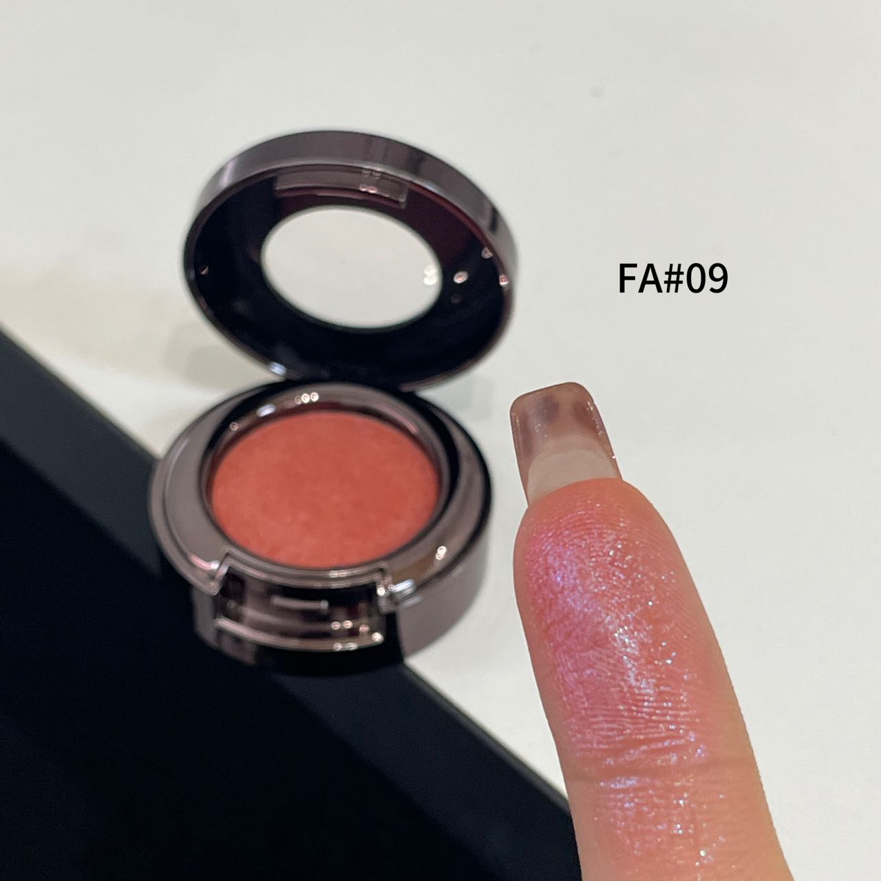 High-pigment glitter single eyeshadow
