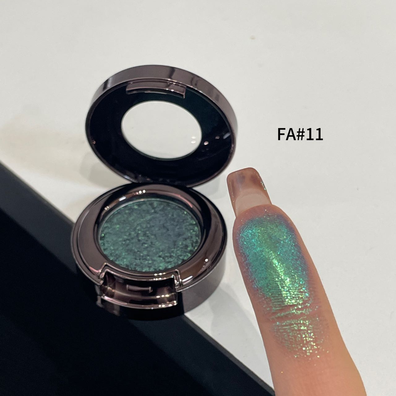 High-pigment glitter single eyeshadow