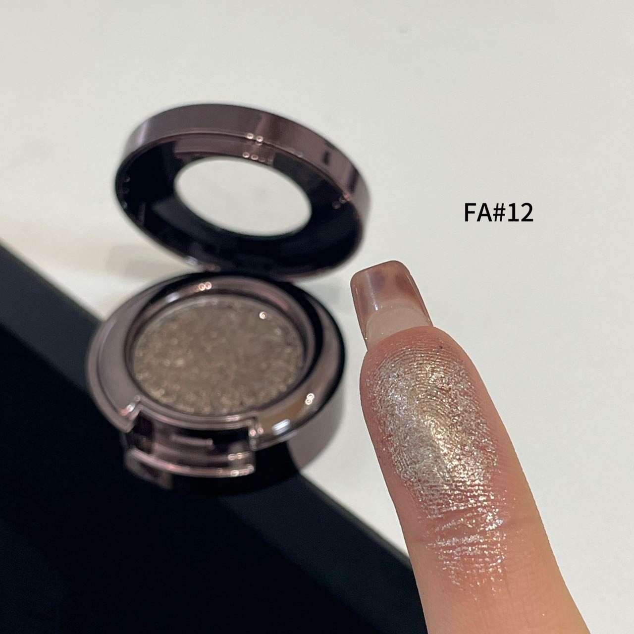 High-pigment glitter single eyeshadow