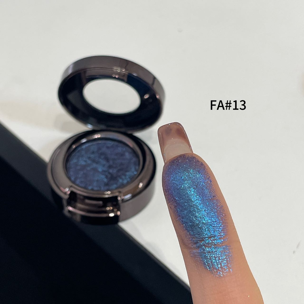 High-pigment glitter single eyeshadow