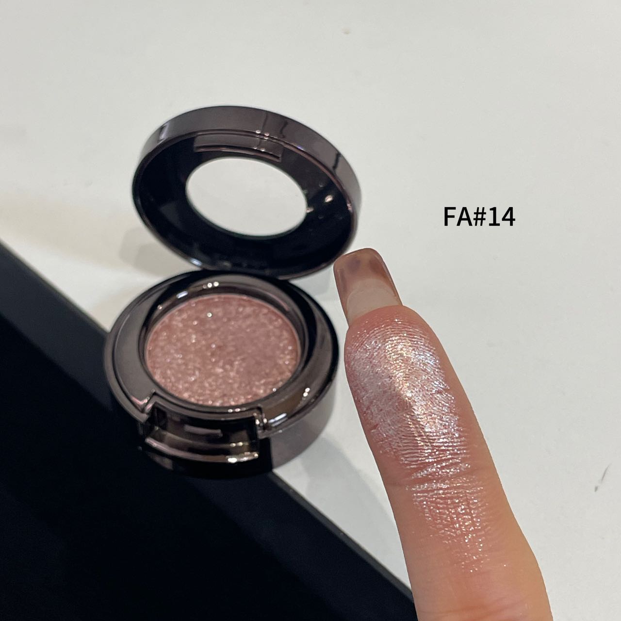 High-pigment glitter single eyeshadow