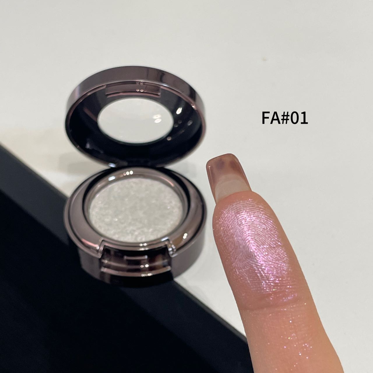 High-pigment glitter single eyeshadow