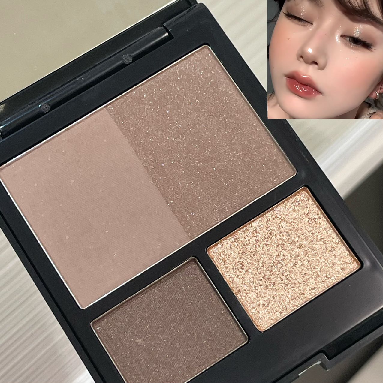 Four-color eyeshadow and contour palette